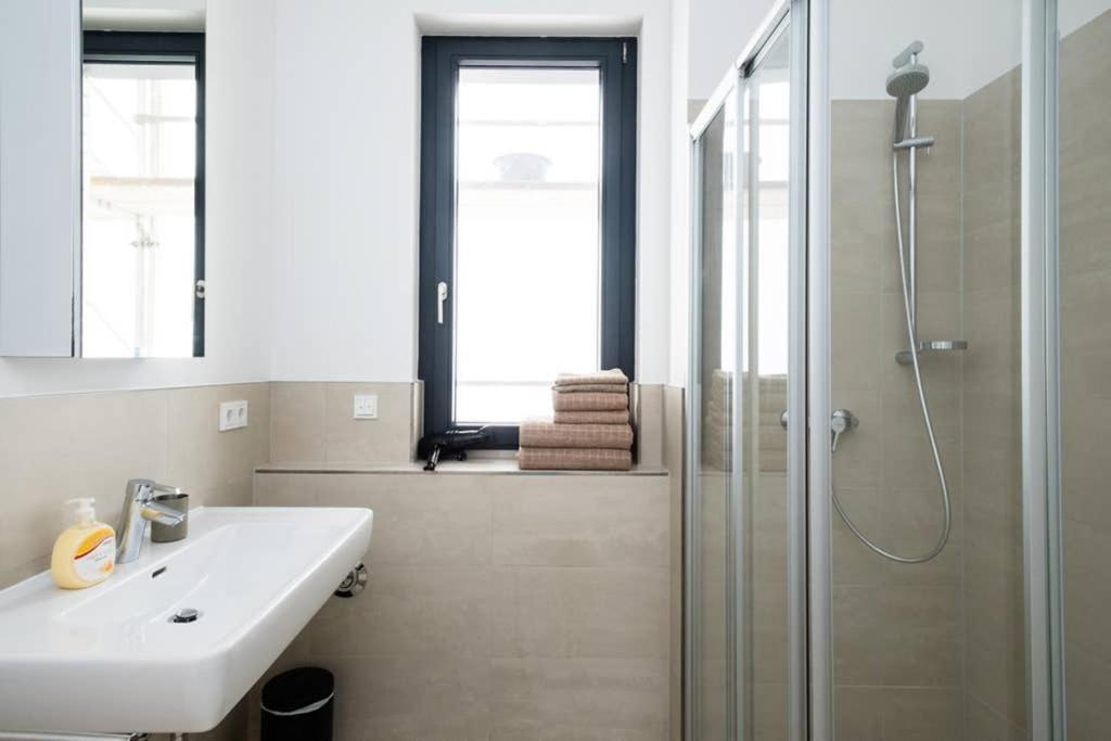 2 Bedroom Mauerpark-Apartment, Berlin Mitte View Calendar Dış mekan fotoğraf