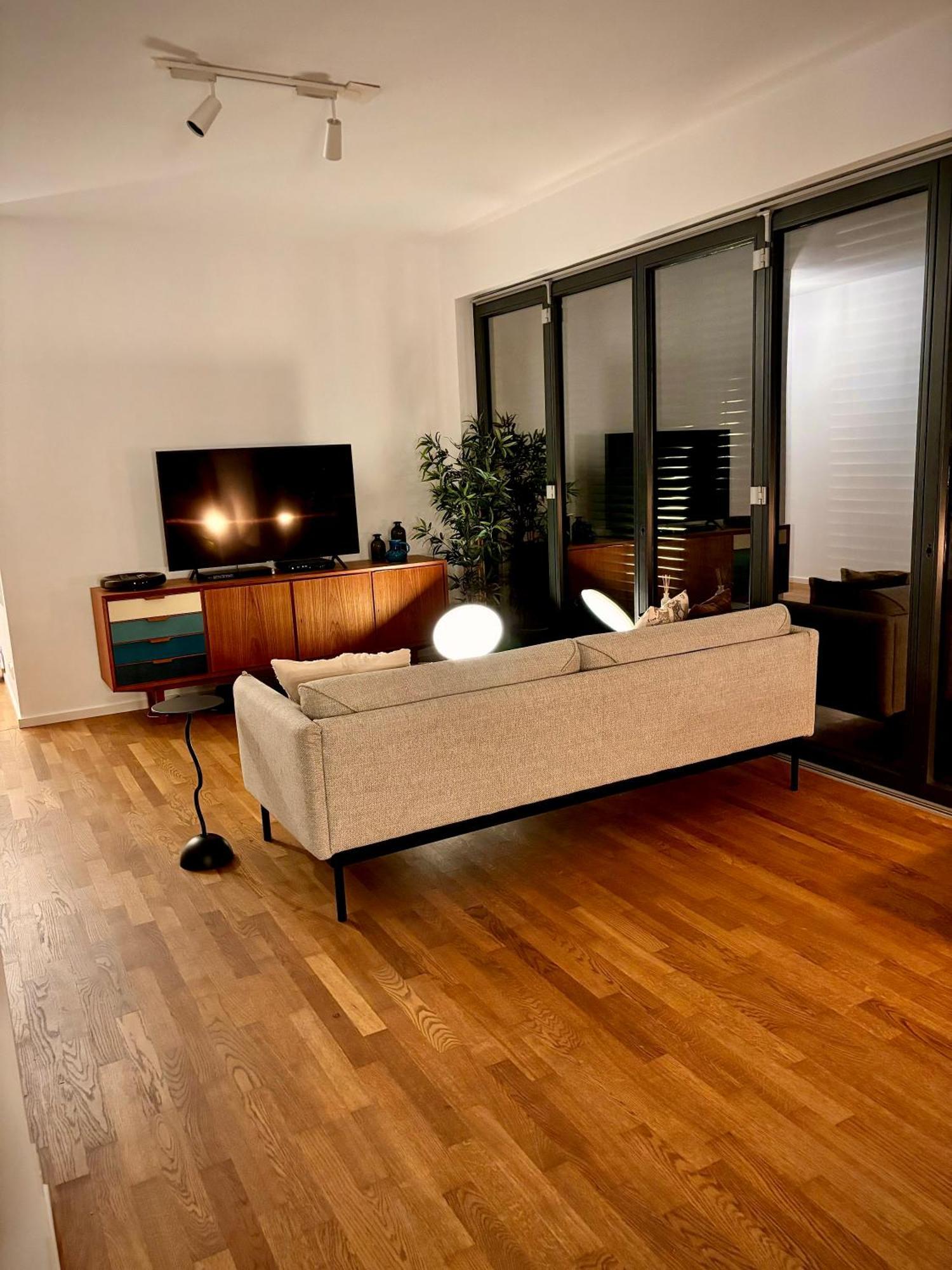 2 Bedroom Mauerpark-Apartment, Berlin Mitte View Calendar Dış mekan fotoğraf